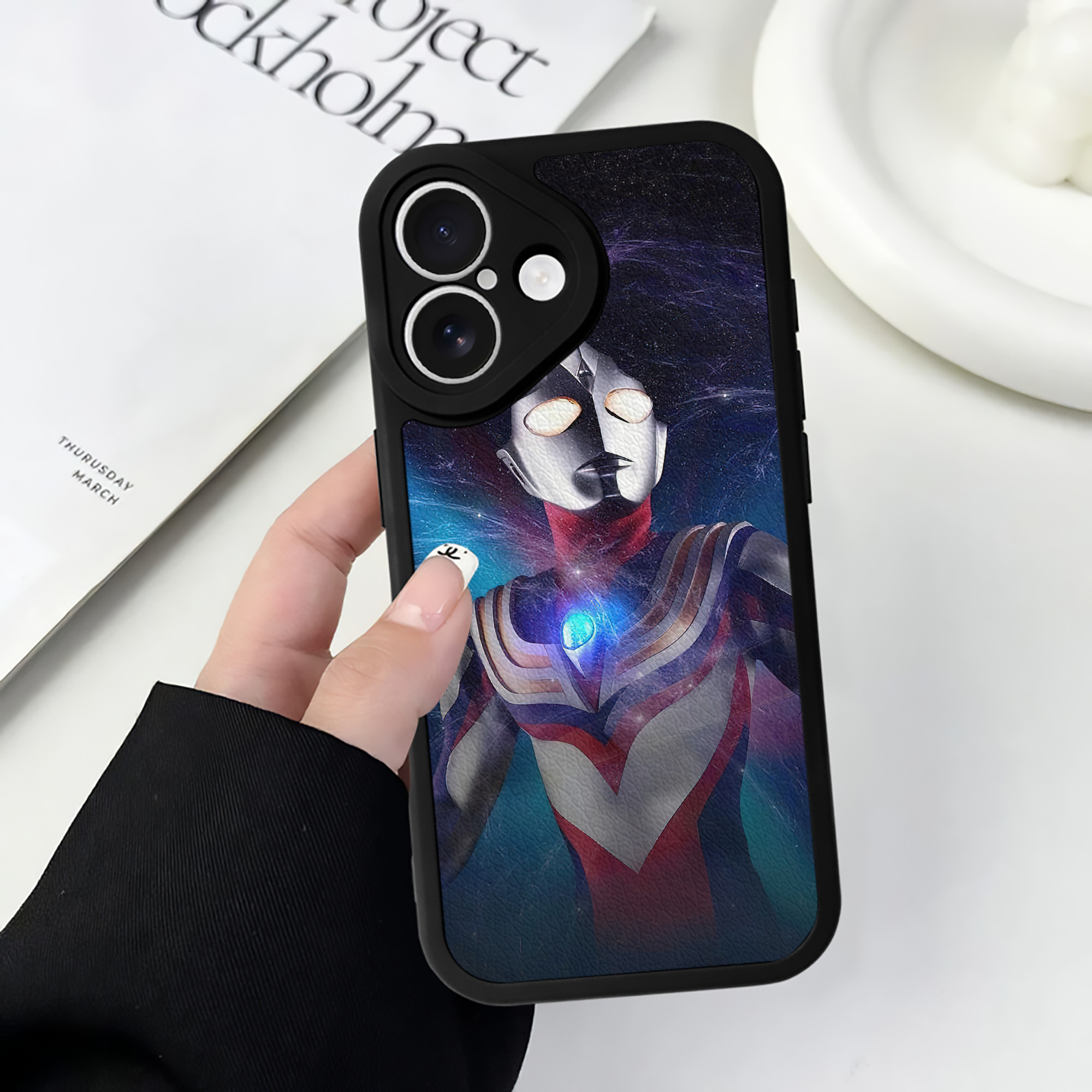 （画像用） ウルトラマン Ultraman 【iPhone 16シリーズ対応】シリコンスマホケース（レザー調） 材質：シリコン